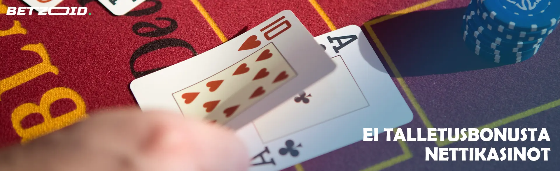 Pelaaja asettaa kortit kasinopöydälle.