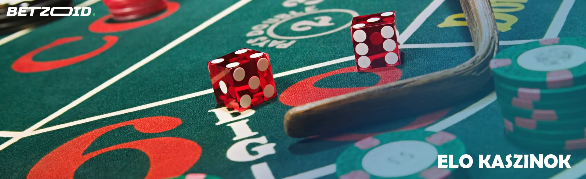 Kockák és zsetonok egy kaszinóasztalon.