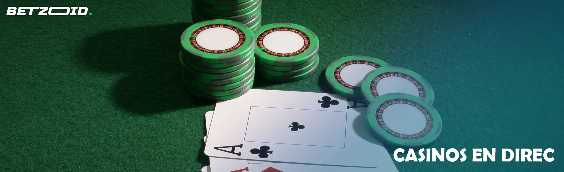 Jetons et cartes sur une table verte.