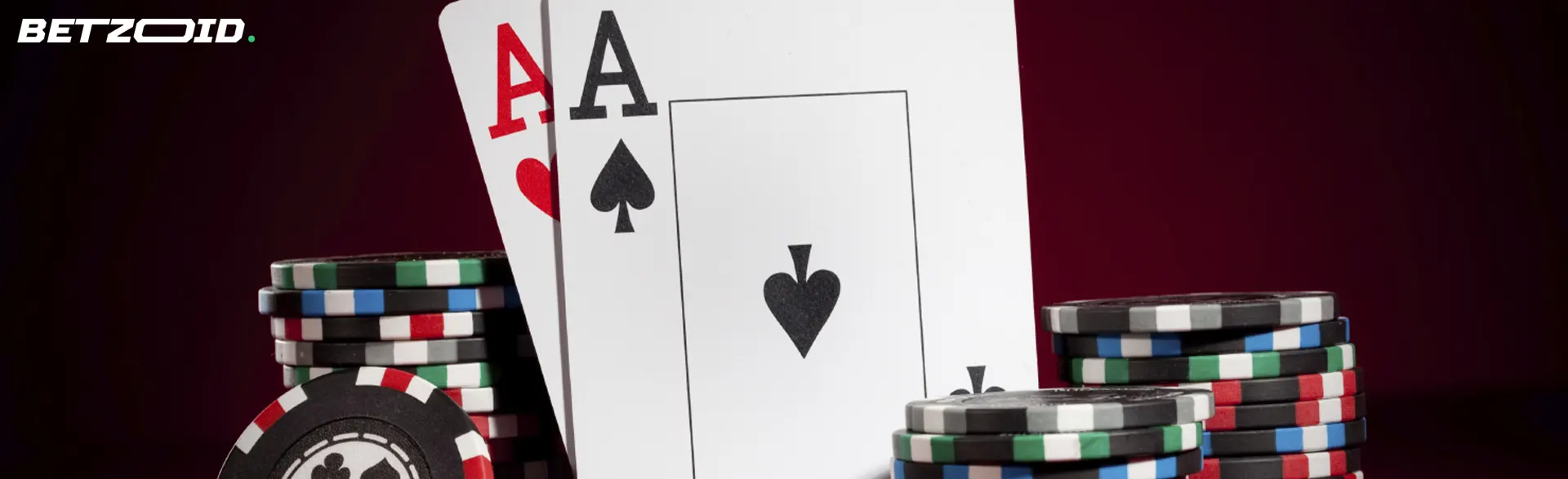 Fiches da poker su un tavolo verde con carte da gioco.