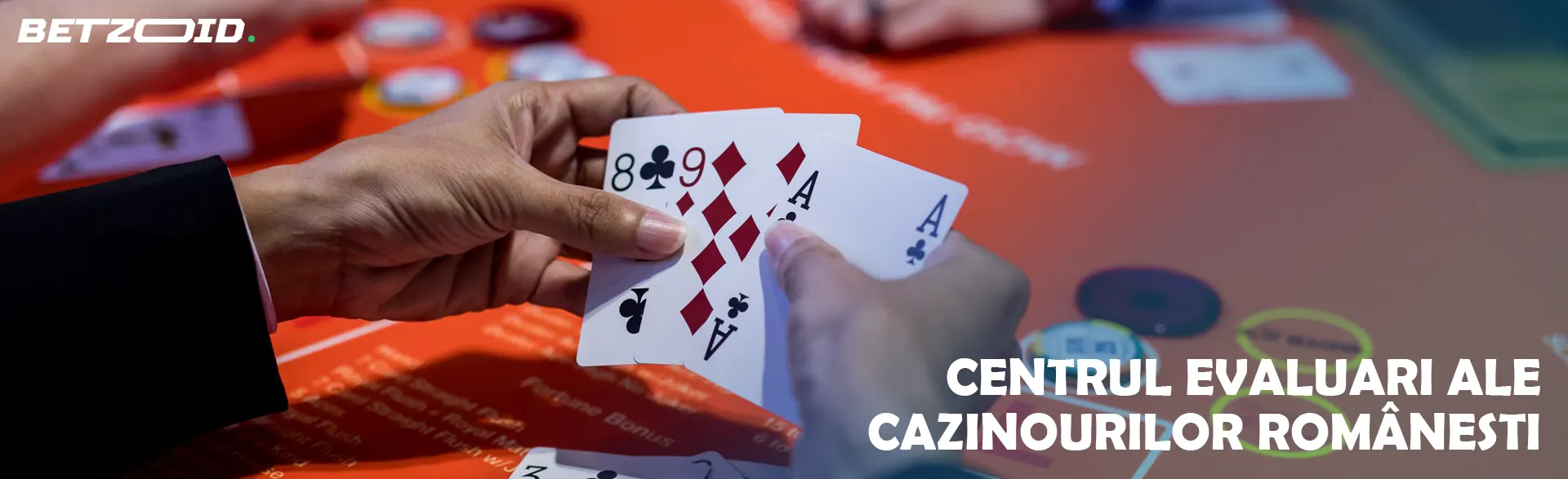 Cărți în mâinile jucătorului pe fundalul mesei de cazinou.