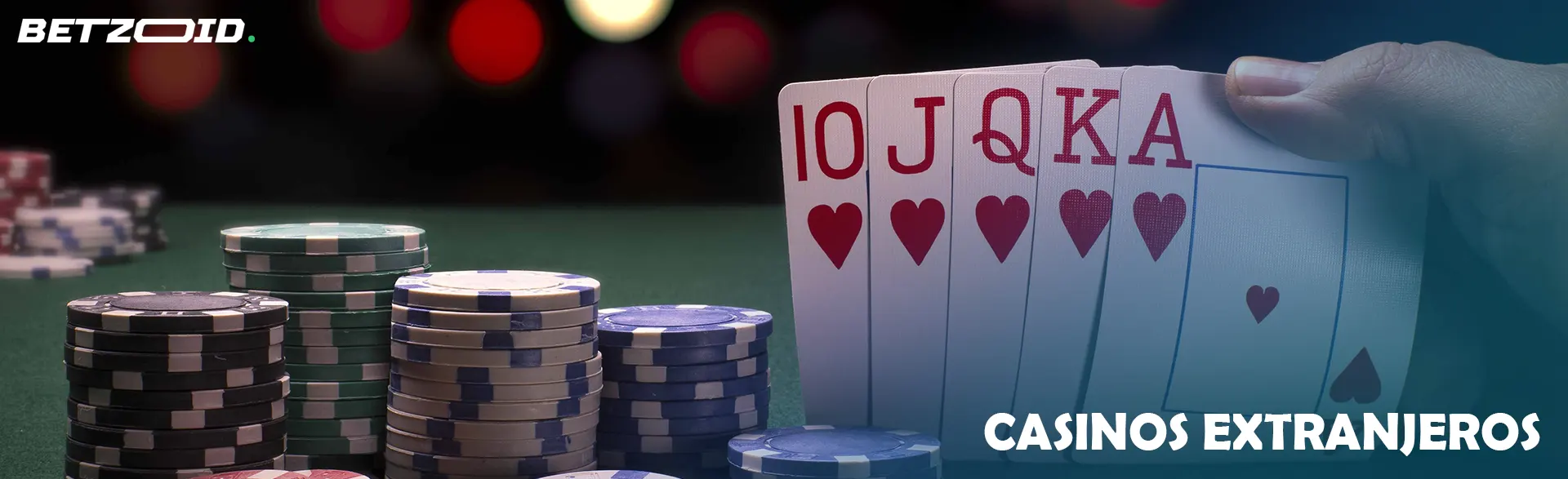 El jugador sostiene las cartas junto a las fichas del casino.