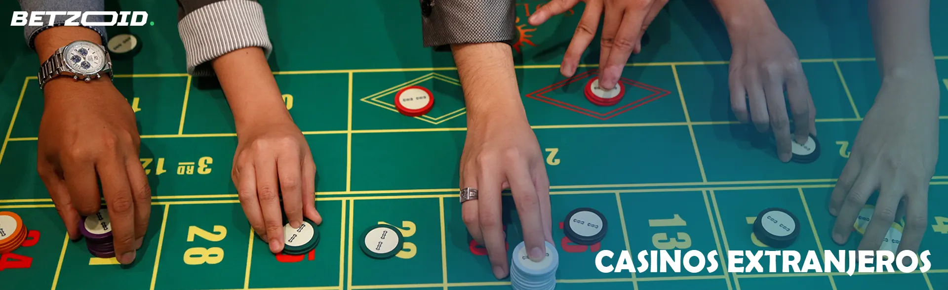 Los jugadores colocan fichas en la mesa del casino.