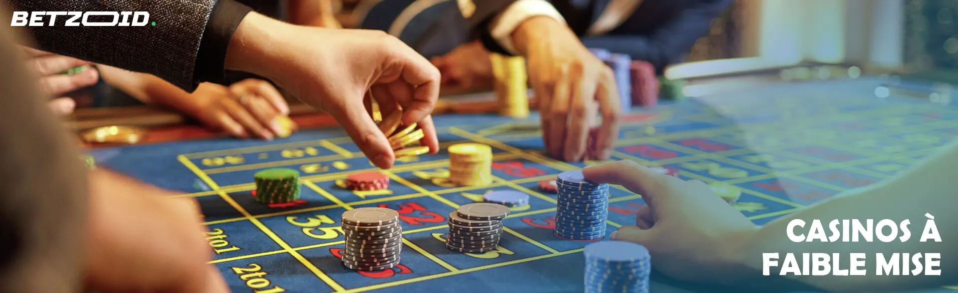 Les joueurs placent des paris avec des jetons sur la table du casino.