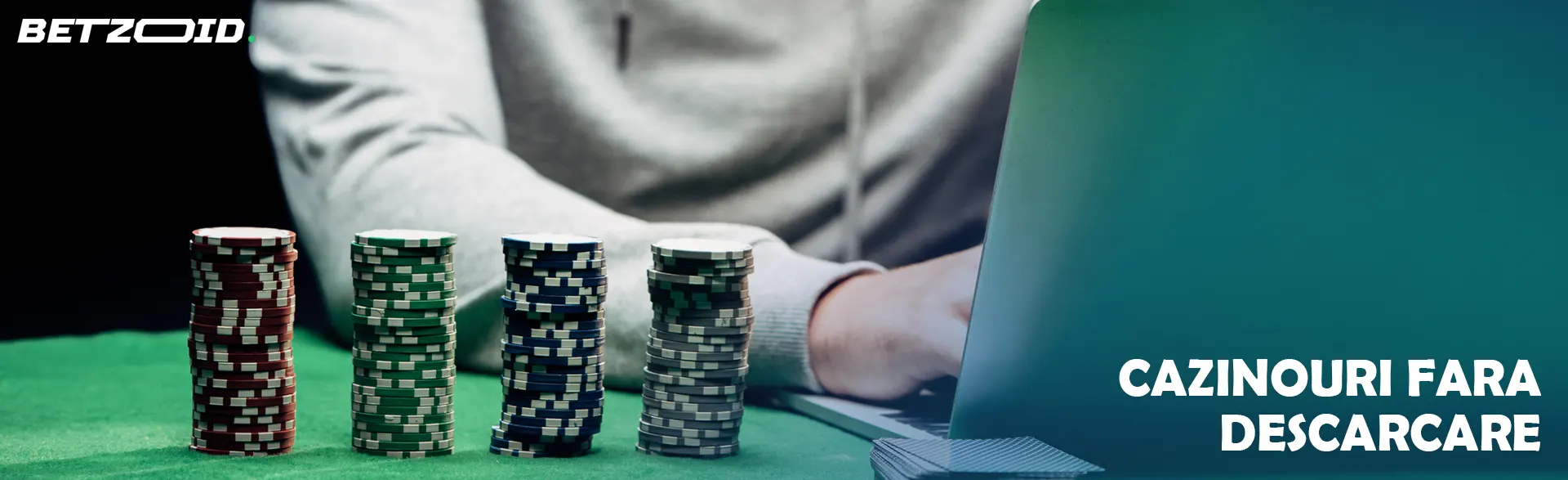 Jucătorul din spatele laptopului lângă jetoanele de cazinou.