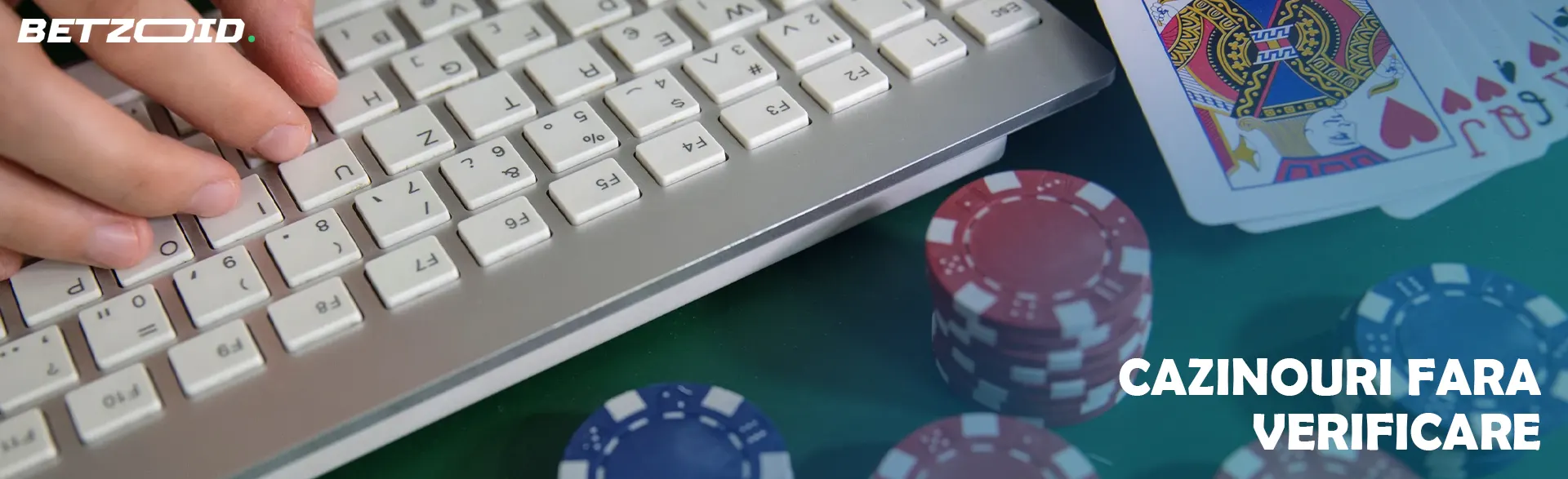 Cărți și jetoane de cazinou lângă tastatură.