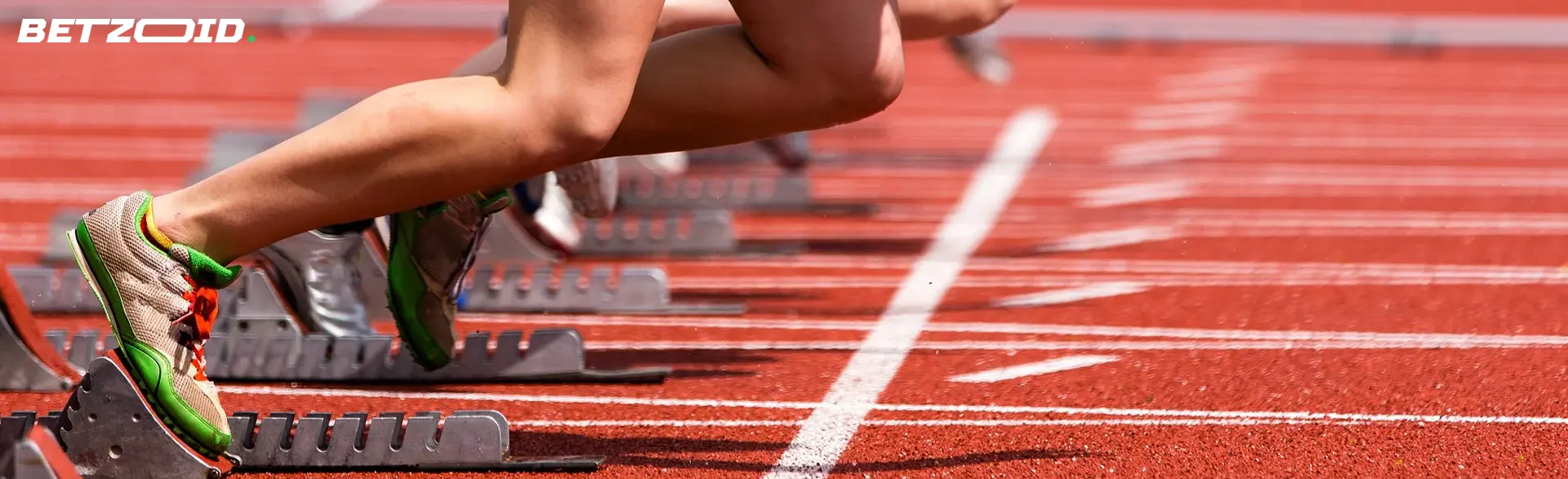 Piernas de atletas al inicio de la carrera.