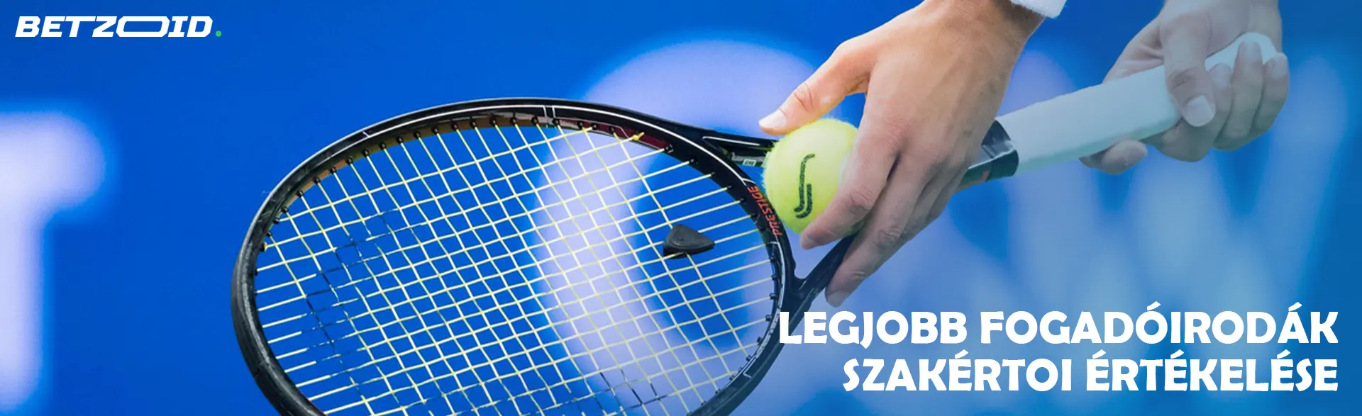 Egy teniszező felteszi a labdát az ütőre.