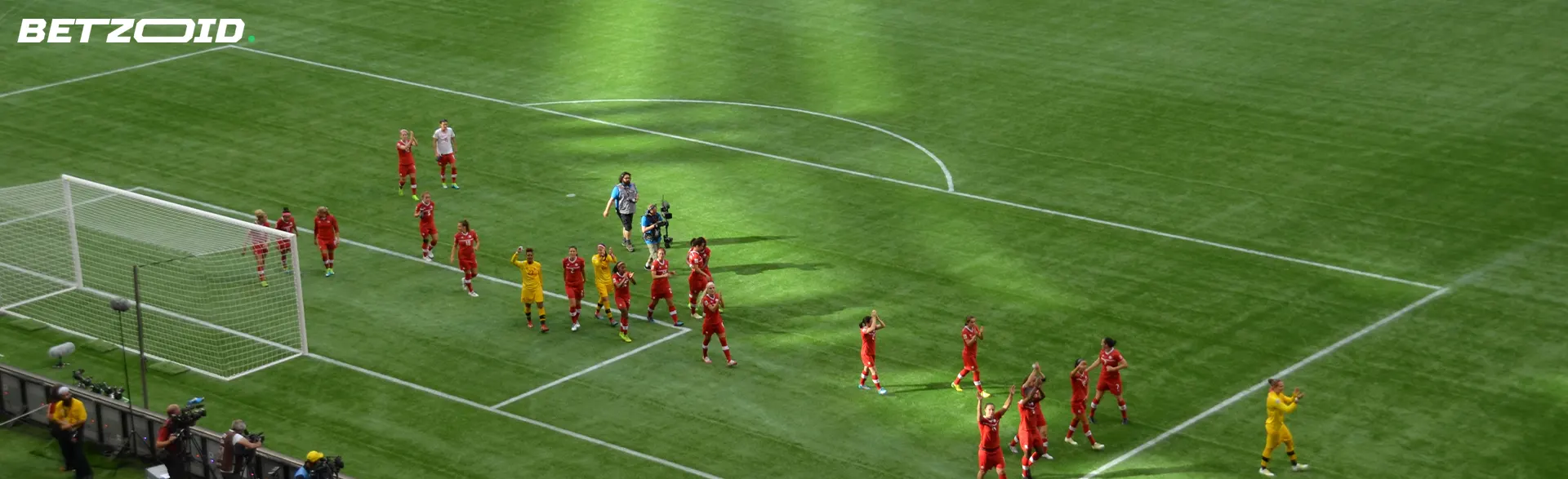 Fußballspieler auf dem Spielfeld während des Spiels.