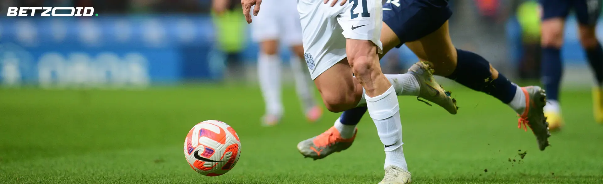 Fotbollsspelare slåss om bollen under matchen.