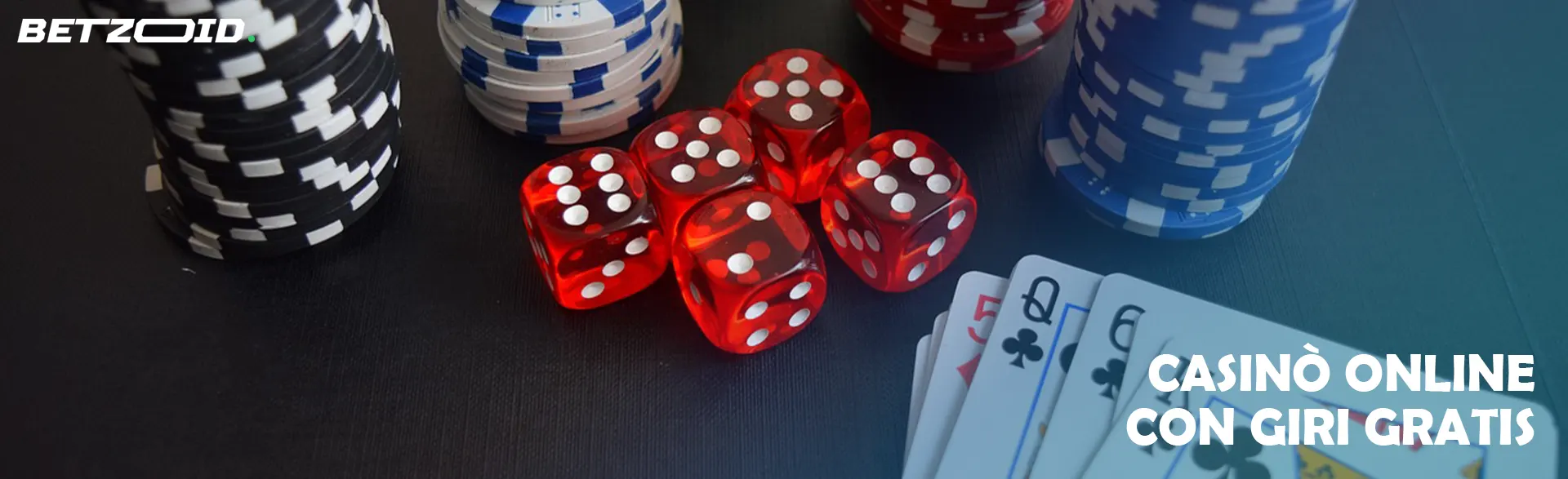 Chip impilati, dadi rossi e carte da gioco sul tavolo del casinò.