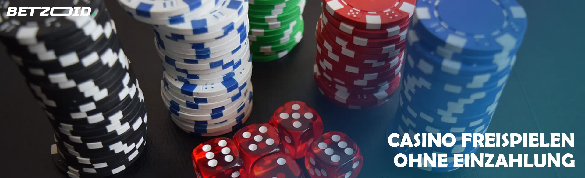 Stapel von Chips neben den Würfeln.