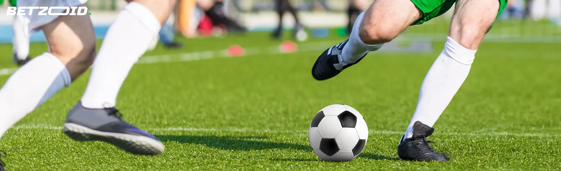 Fußballspieler kämpfen während eines Spiels um den Ball.