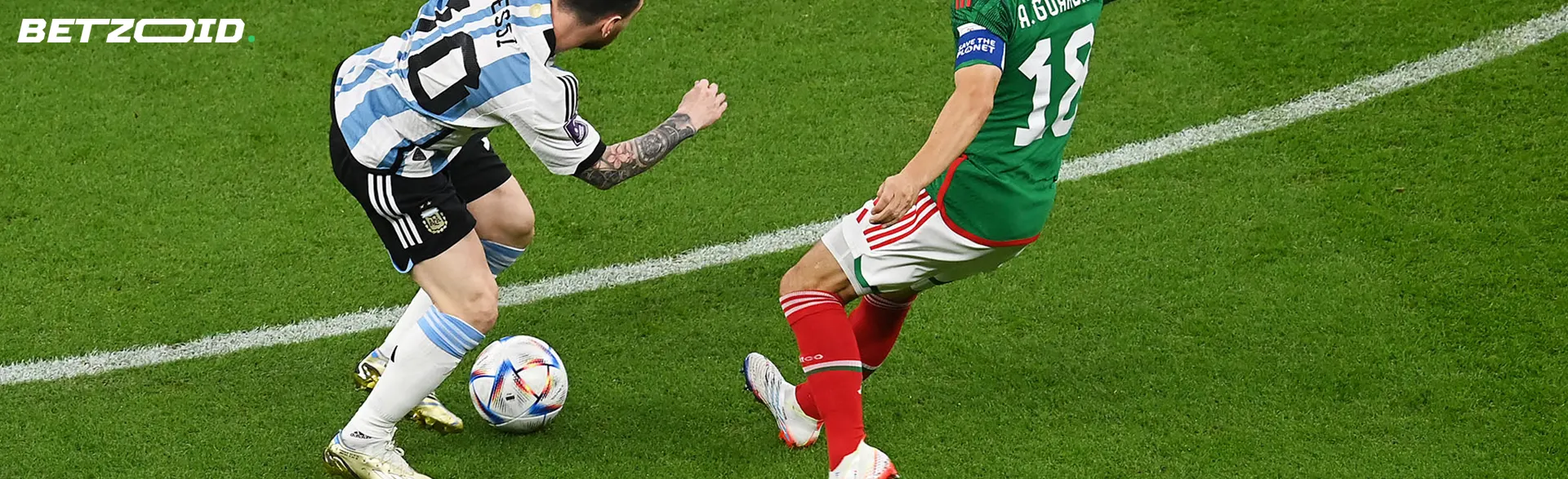 Ποδοσφαιριστές σε δράση κατά τη διάρκεια του αγώνα.