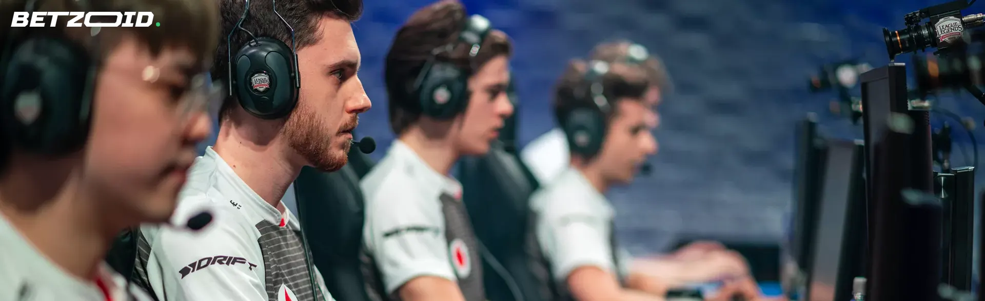 Κυβερνοαθλητές στα ακουστικά στους υπολογιστές.