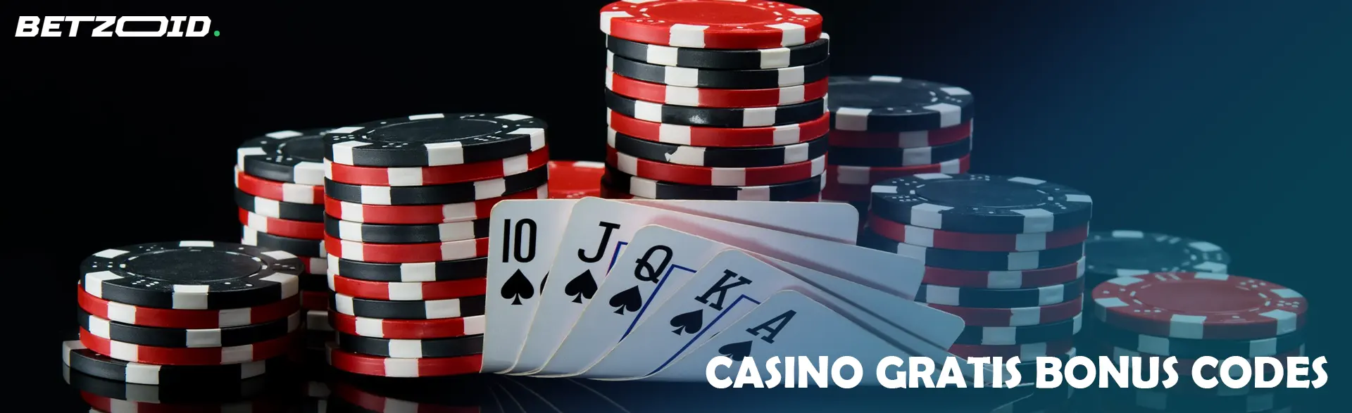 Stapel von Casino-Chips und Karten auf dunklem Hintergrund.