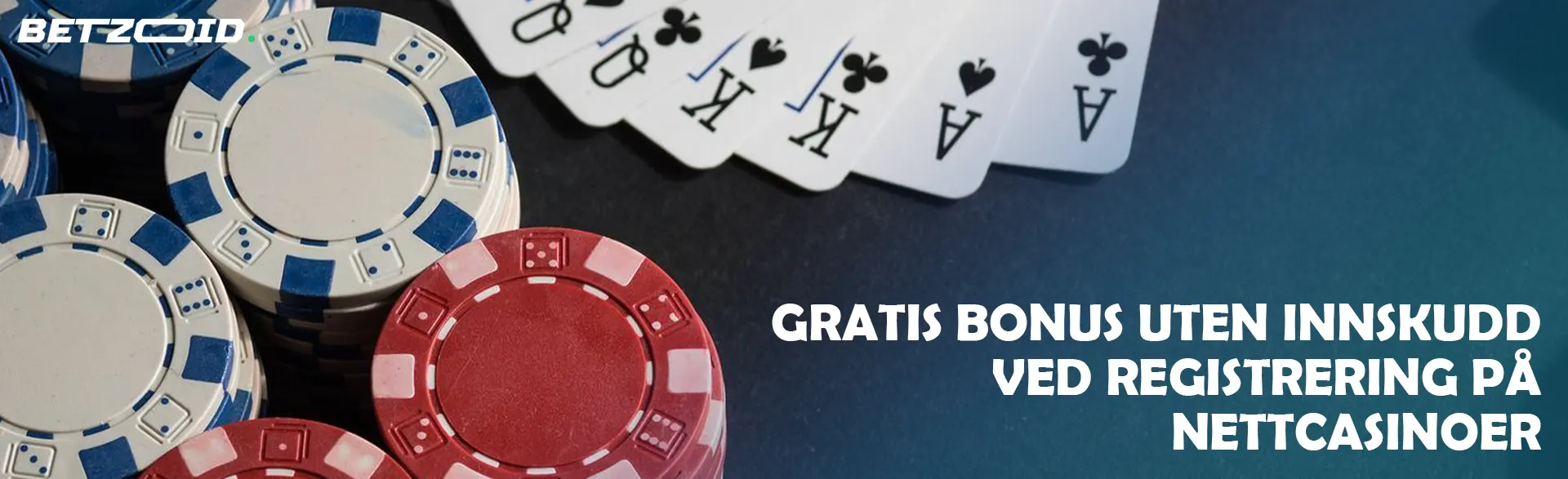 Kort ved siden av kasinosjetonger.