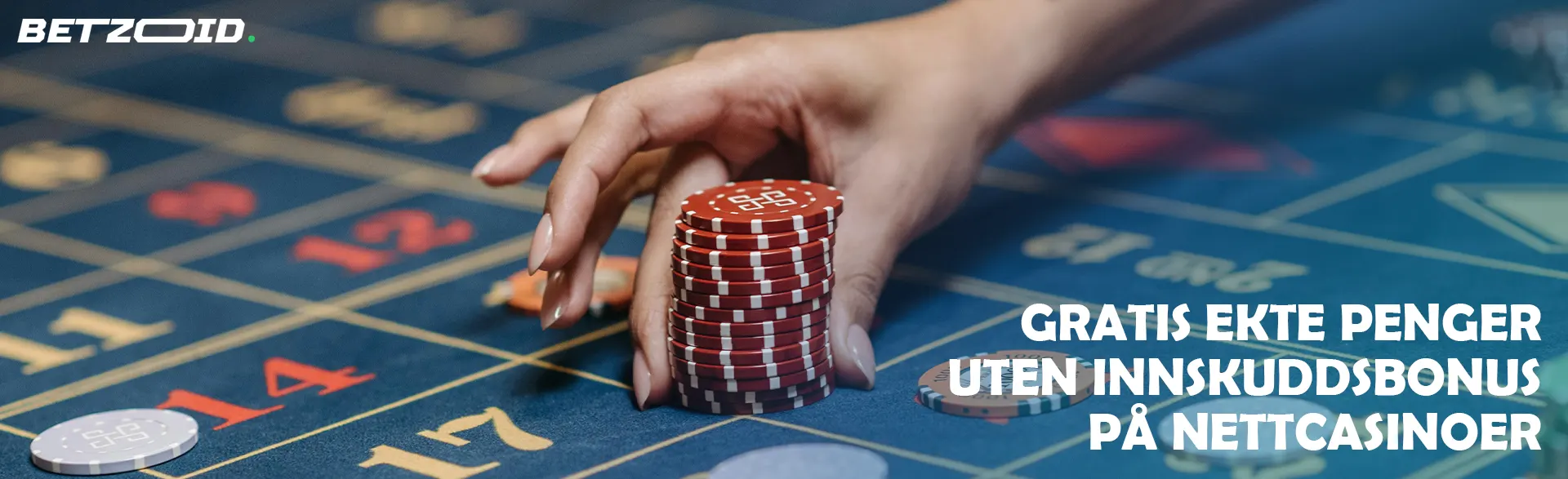 En spiller plasserer sjetonger på kasinobordet.