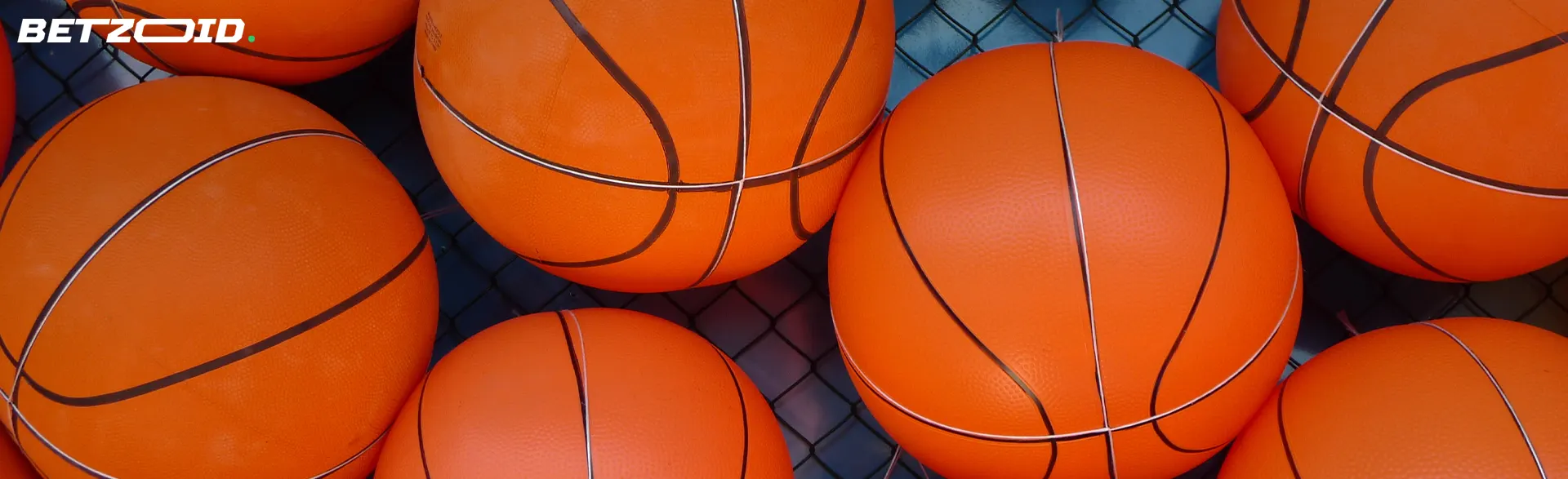 Un jugador de fútbol patea el balón durante un partido en sitios de apuestas sin ingreso mínimo.