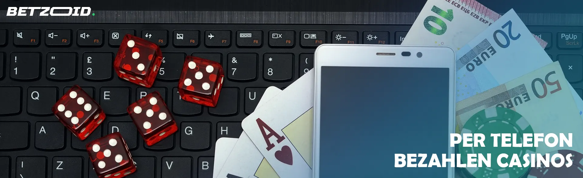 Auf der Tastatur liegen ein Smartphone, Geld und Würfel.