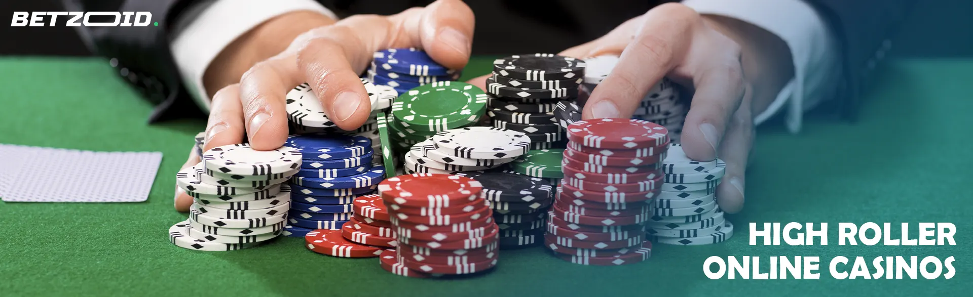 Ein Spieler hält einen Stapel Chips auf einem Casinotisch.