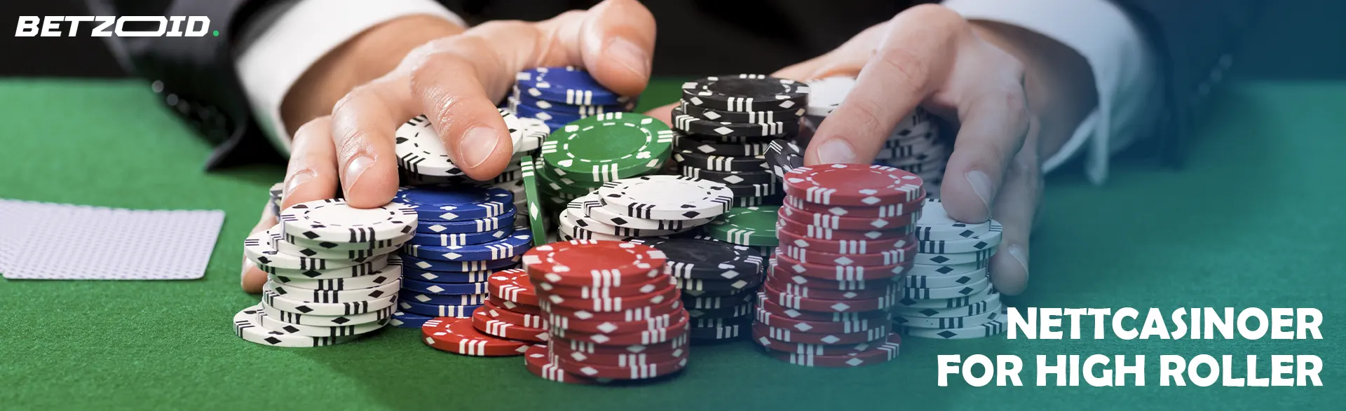 En spiller holder en bunke med sjetonger på et kasinobord.