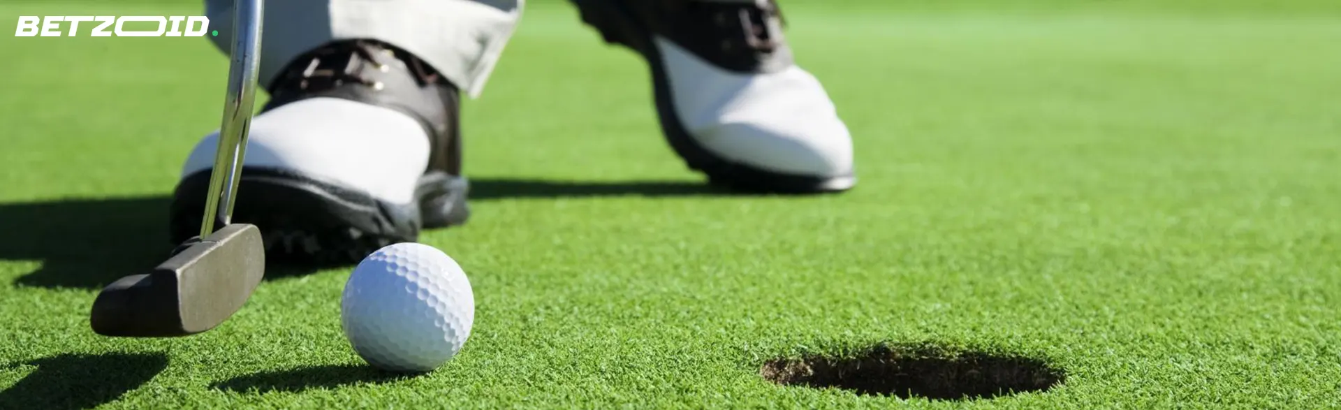 Raqueta de tenis con pelotas en los mejores casas de apuestas con depósito mínimo.