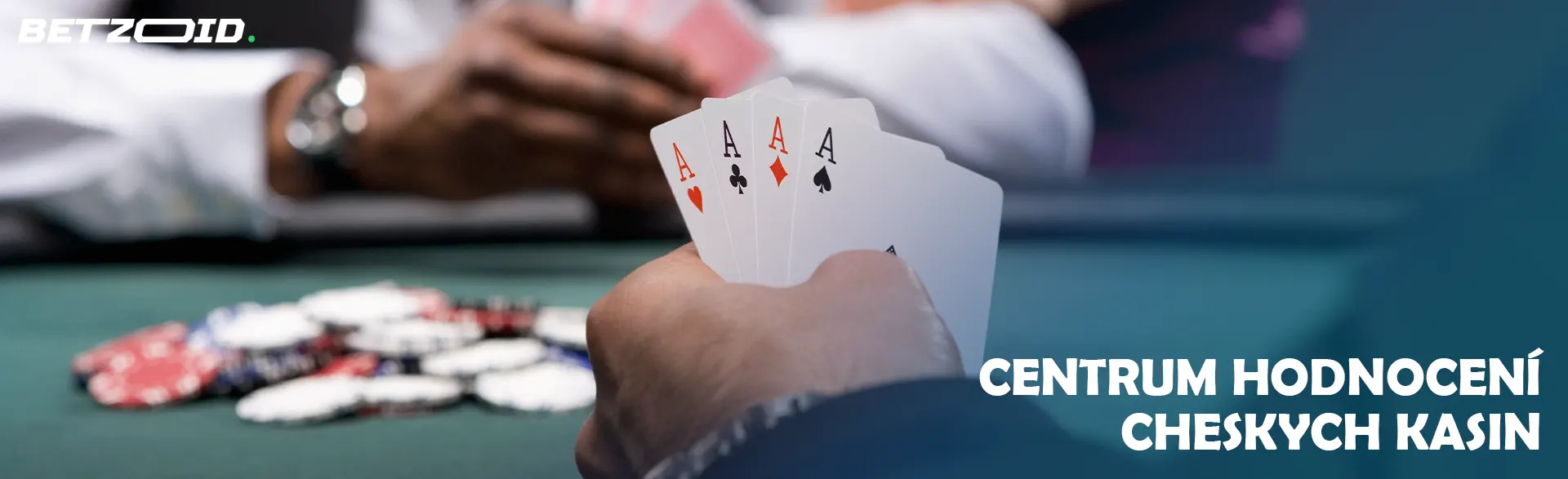 Hráč drží karty v rukou v kasinu.