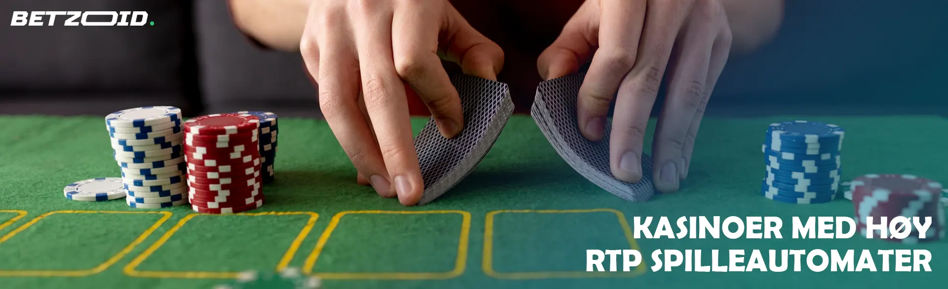 Spilleren stokker kortene ved siden av kasinosjetongene.