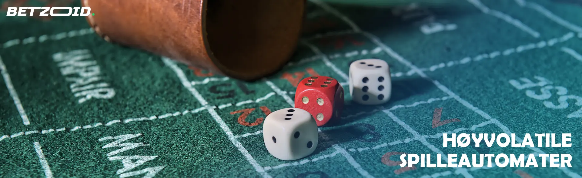 Terninger ved siden av en kasteskål.