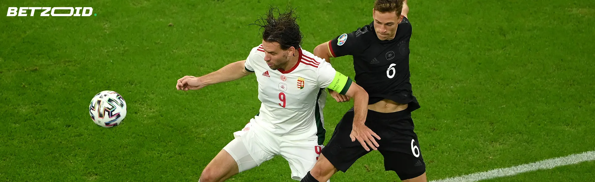 Labdarúgók labdával a játék során.