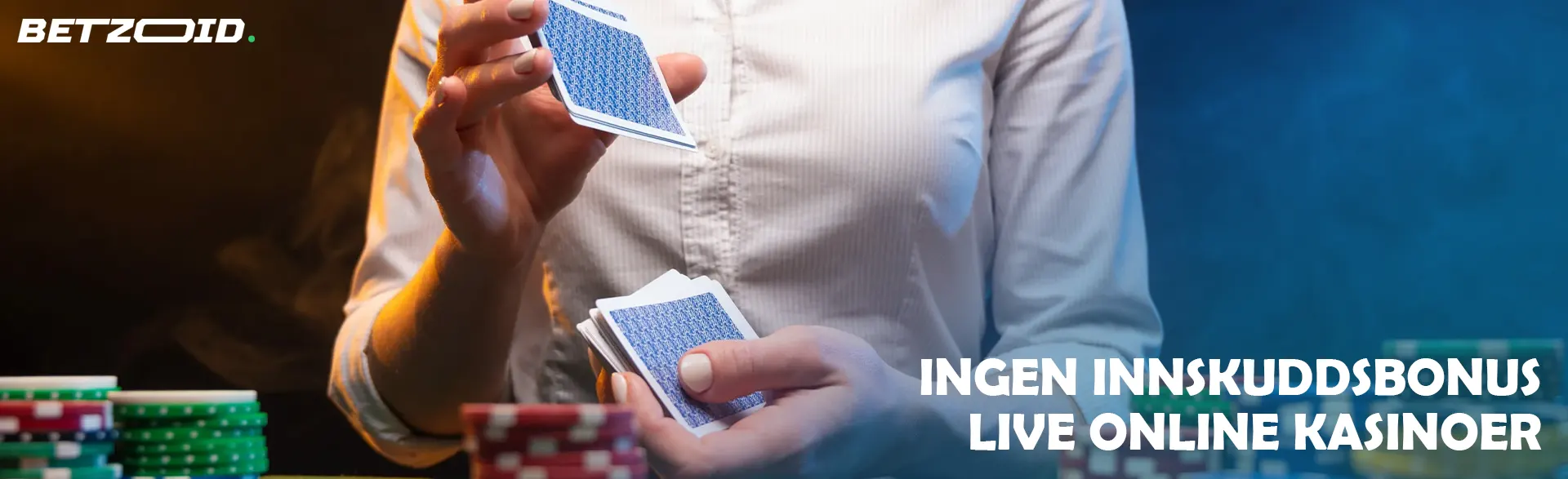 Croupieren stokker kortene ved siden av kasinosjetongene.