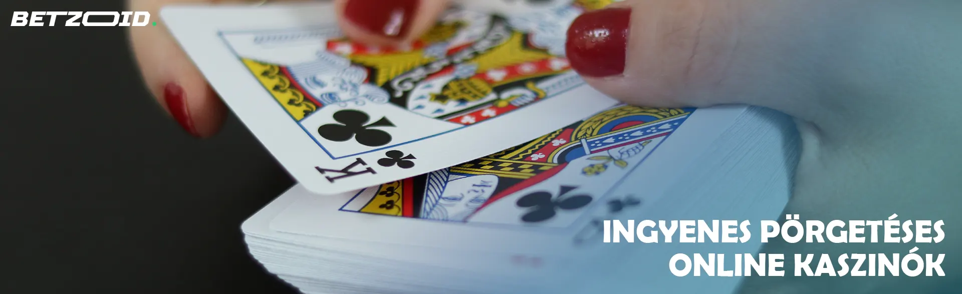 A játékos kártyákat tart a kezében.