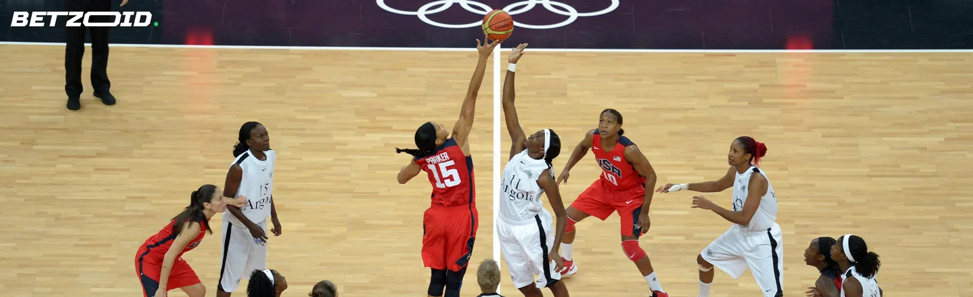Jugadores de béisbol en acción durante un partido.