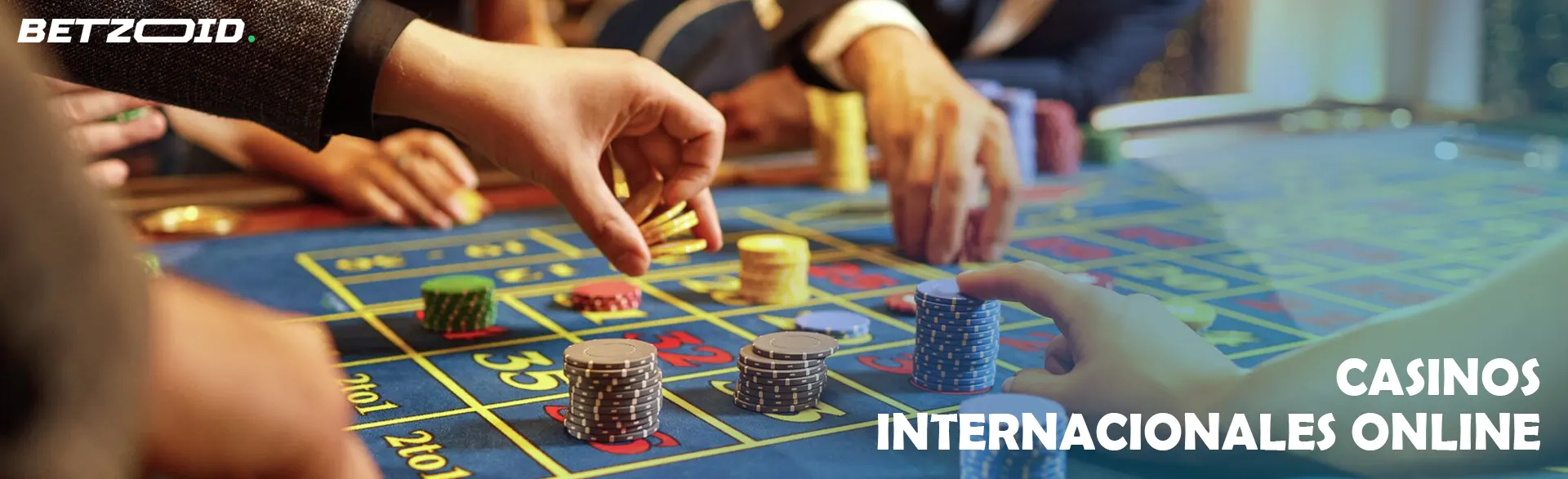 Los jugadores hacen apuestas en la mesa del casino.