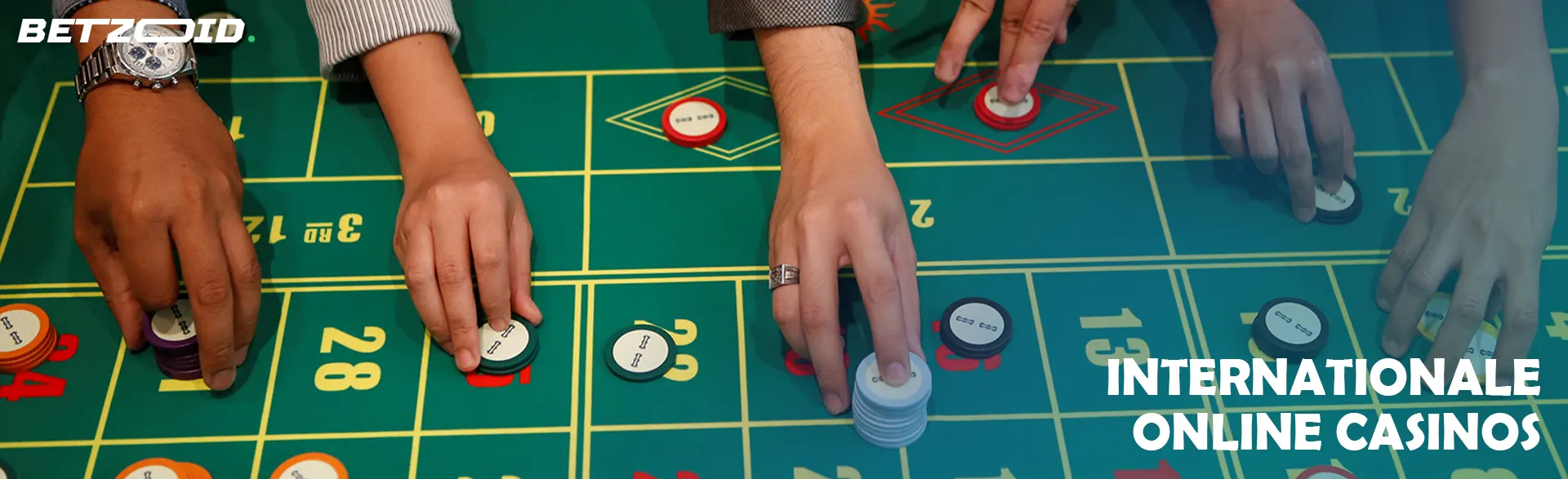 Spieler platzieren Wetten mit Chips auf dem Casino-Tisch.