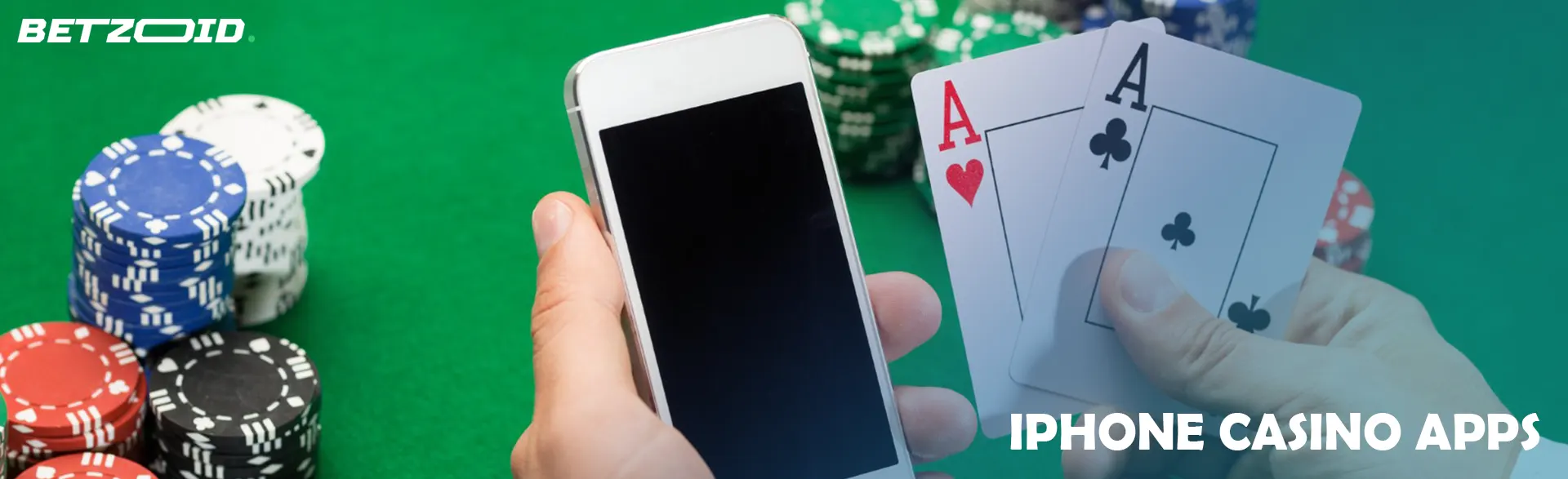Ein Spieler hält ein iPhone und Karten vor einem Hintergrund aus Casino-Chips.