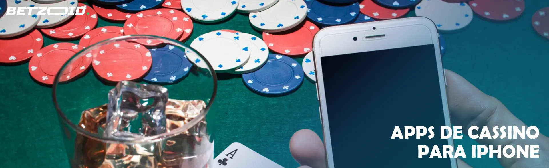 Smartphone ao lado de fichas de cassino e uma bebida em um copo.