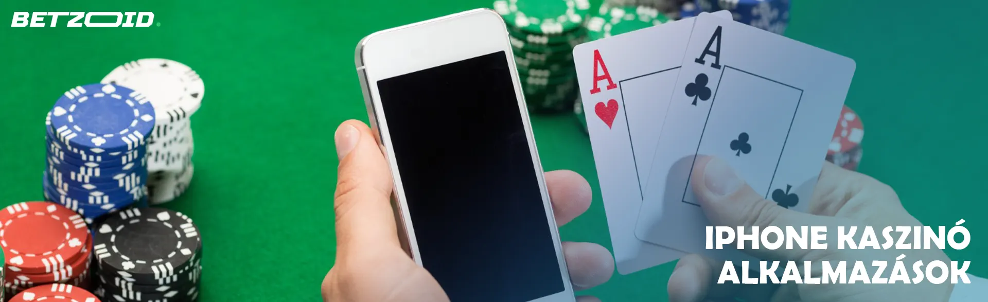 Egy játékos iPhone-t és kártyákat tart a kezében, kaszinó zsetonok hátterében.