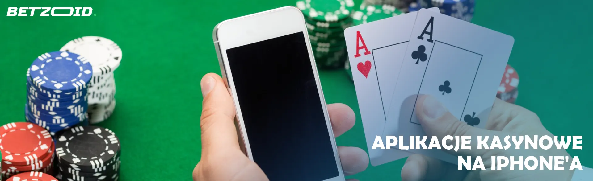 Gracz trzyma smartfon i karty na tle żetonów kasynowych.