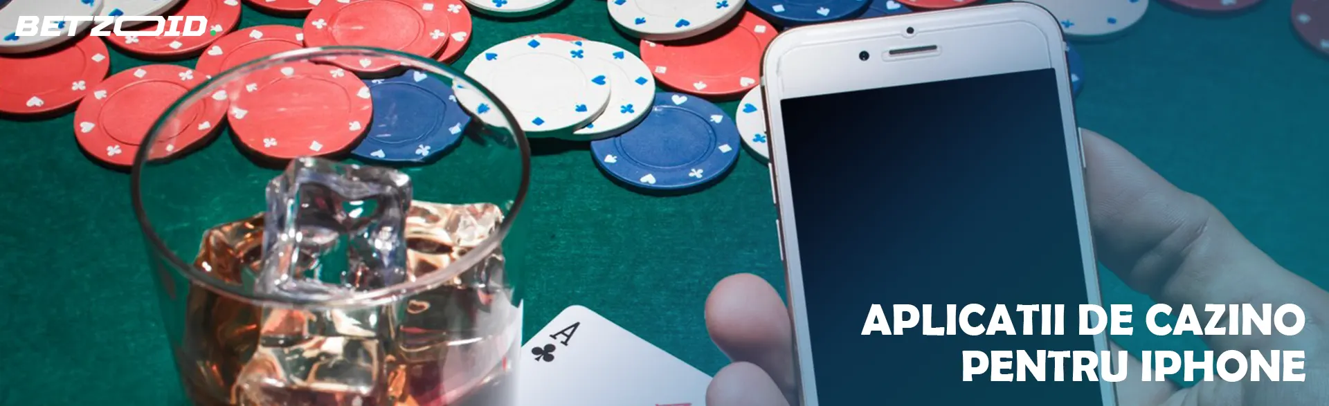 Jucătorul ține în mână un smartphone și o băutură într-un pahar pe fundalul jetoanelor de cazinou.