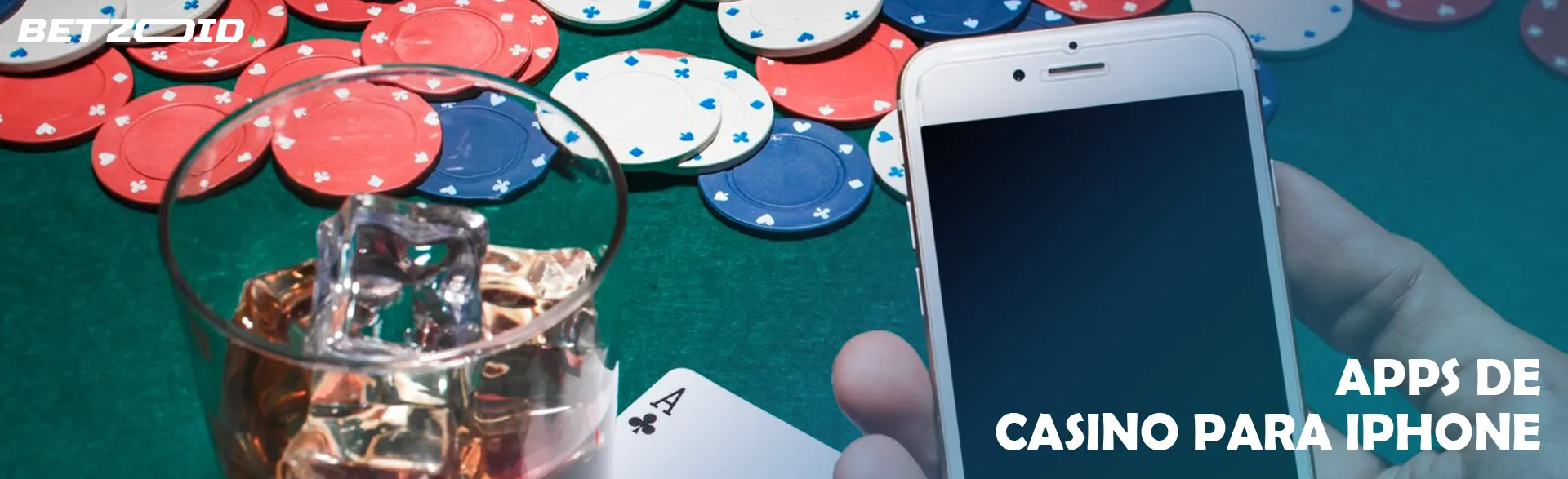 Móvil con fichas de casino y bebida en mesa de juego.