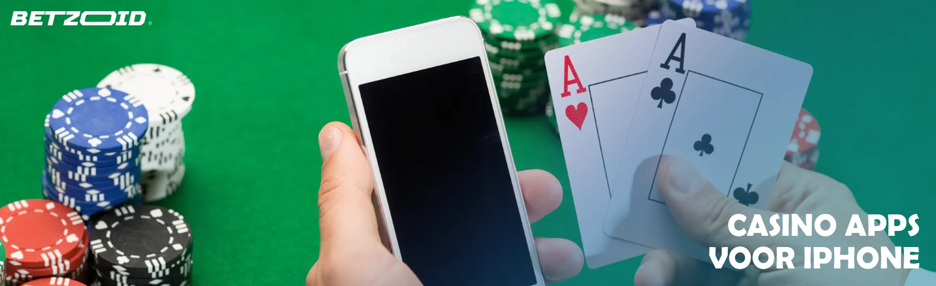 Een speler houdt een iPhone en kaarten vast tegen een achtergrond van casinofiches.