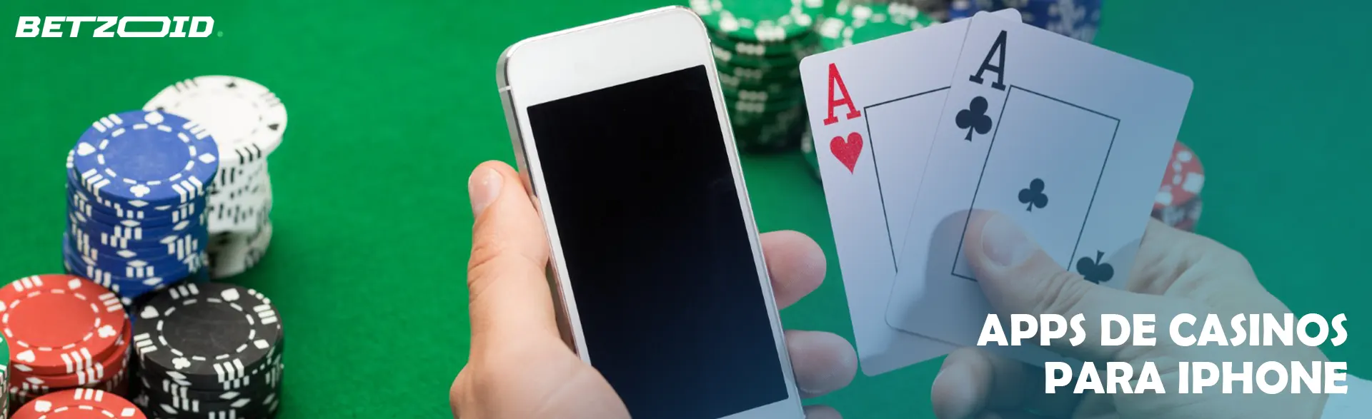 Un jugador sostiene cartas y un iPhone sobre un fondo de fichas de casino.