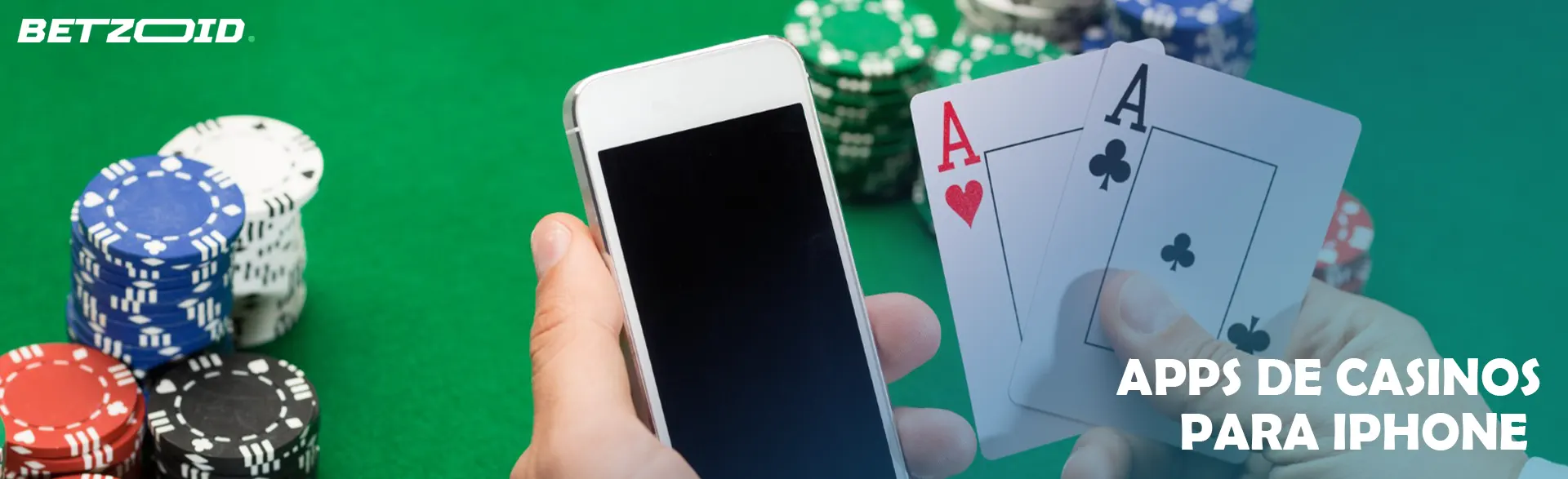 Un teléfono inteligente y cartas en manos de un jugador en el fondo de una mesa de casino.