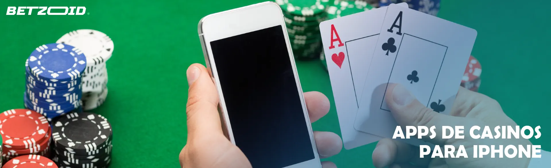Un jugador sostiene un iPhone y cartas sobre un fondo de fichas de casino.