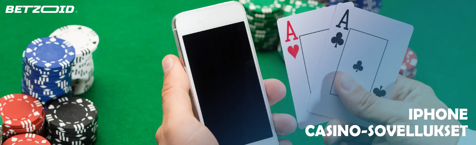 iPhone ja kortit pelaajan käsissä kasinopelimerkkien taustalla.