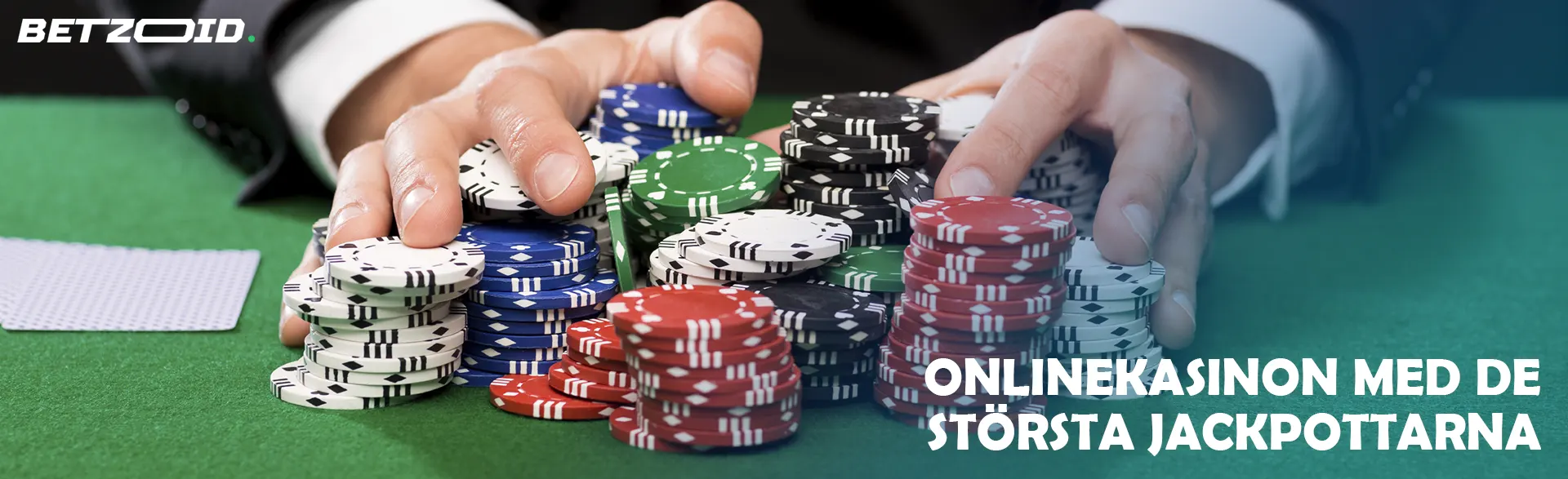 En spelare håller marker på ett kasinobord.