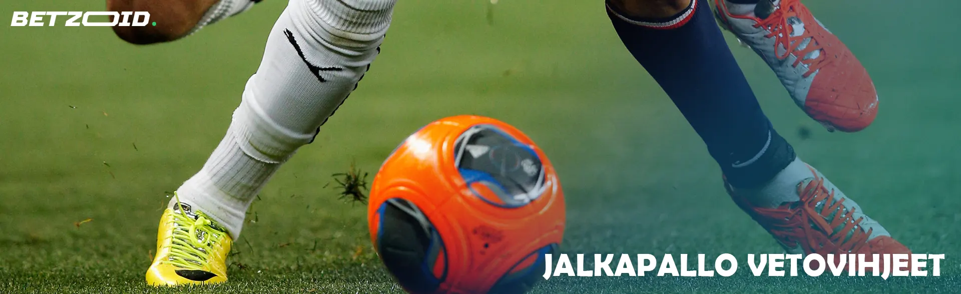 Kaksi jalkapalloilijaa taistelee pallosta.