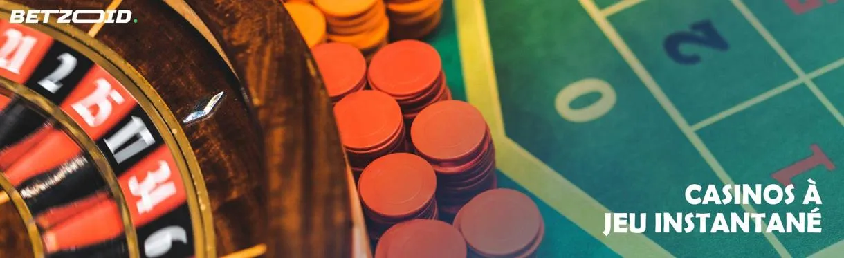 Roue de roulette à côté des jetons de casino.